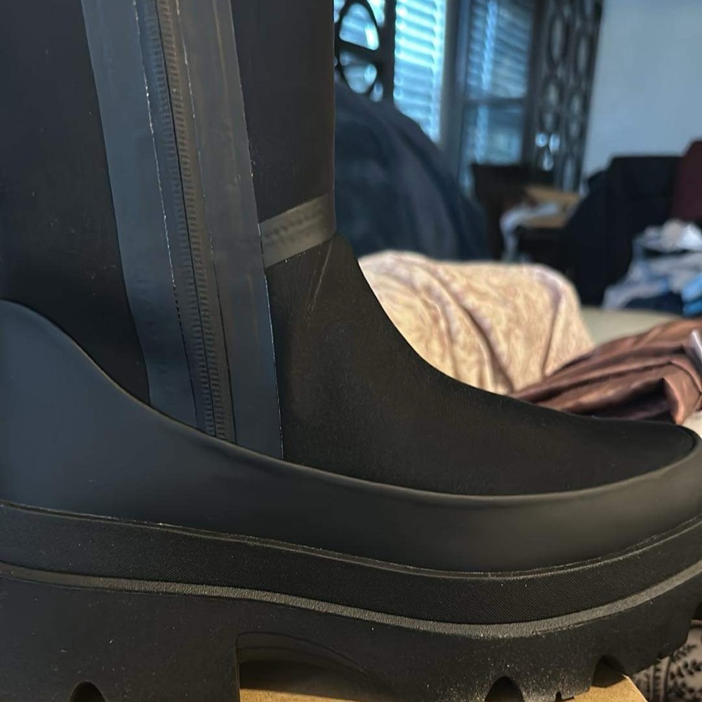 Women UGG boots never wore size 9 1/2 still in the box